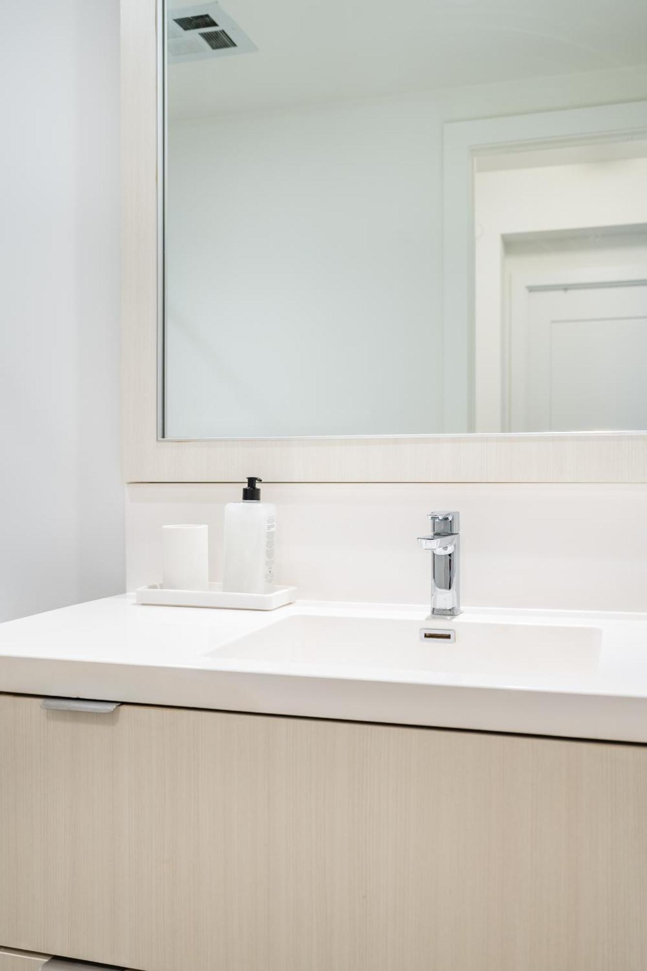 Spacious Corner Apartment Downtown Toronto Extérieur photo